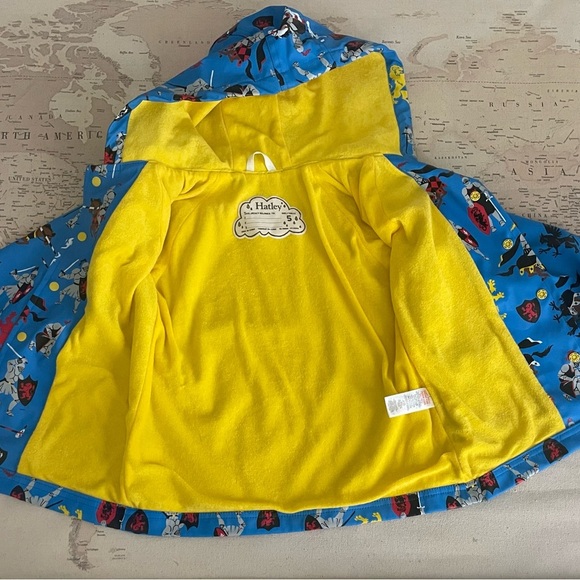 Hatley Colorful Kids' Lined Waterproof Raincoat with Knight Print Size 5 - Picture 5 of 7